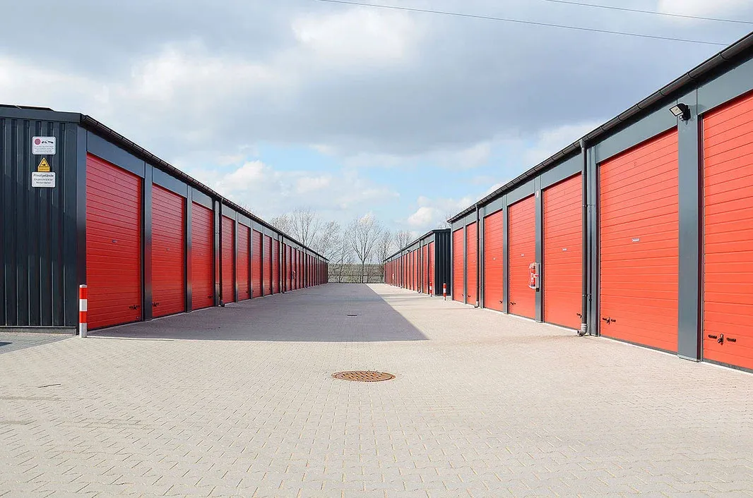 Blick durch die Fahrgasse zwischen zwei Garagenreihen im Garagenpark