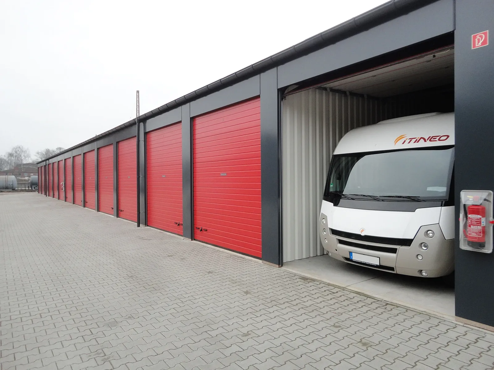 Reihe roter Sektionaltore am Garagenpark Nauen
