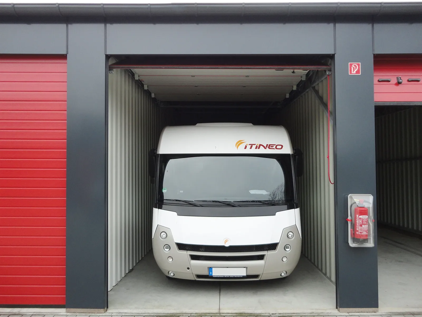 Wohnmobil parkt in einer offenen Garage am Garagenpark